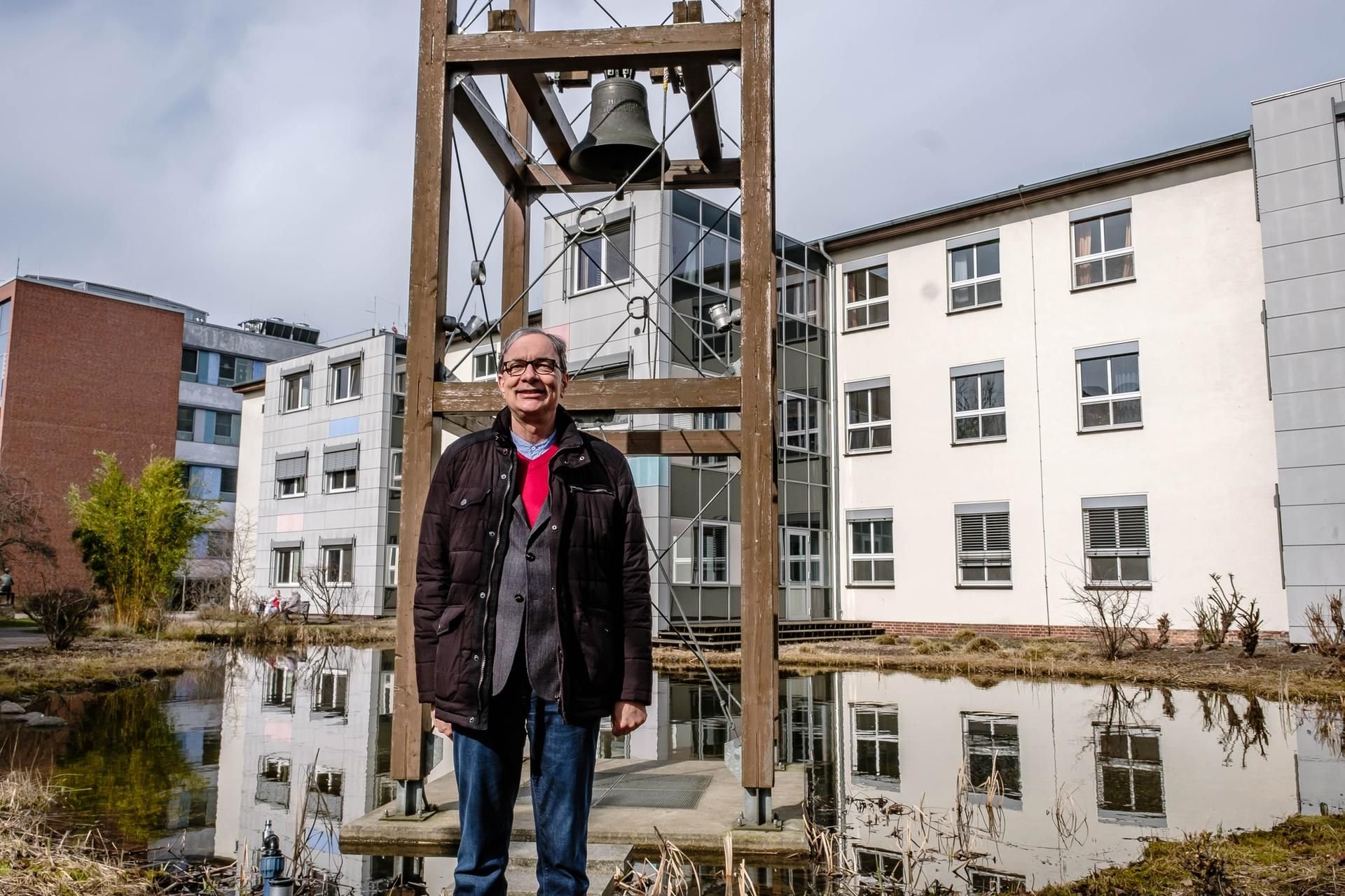 Pfarrer Jürgen Hofmann im Garten auf dem Gelände des Paul Gerhardt Stifts: In dem evangelischen Krankenhaus in Wittenberg ist er seit kurzem auch als Seelsorger tätig.