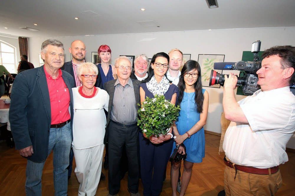 Vor der Kamera von Holger Schmidt: Reiseteilnehmer um Monique Pierard (3.v.r.) und DDR-Kaffeeexperten Siegfried Kaulfuß (5.v.r.) sowie die ausstellenden Künstler Gerhard Sachse (4.v.r.) und Stephanie Binas (6.v.r.).