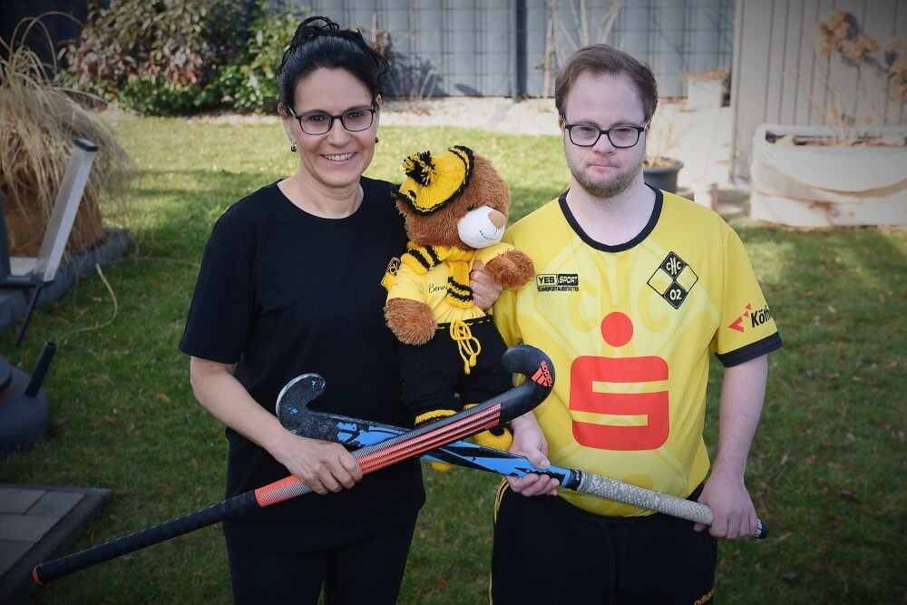 Die Herzen von Sabine und Martin Elstermann schlagen für den Sport. Maskottchen „Benno“ gehört auch zum Specialhockey-Team.