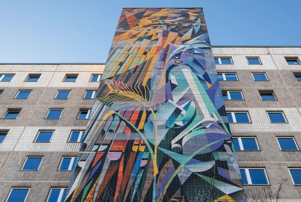 Das Wandbild „Einheit der Arbeiterklasse und Gründung der DDR“ von Josep Renau in Neustadt.