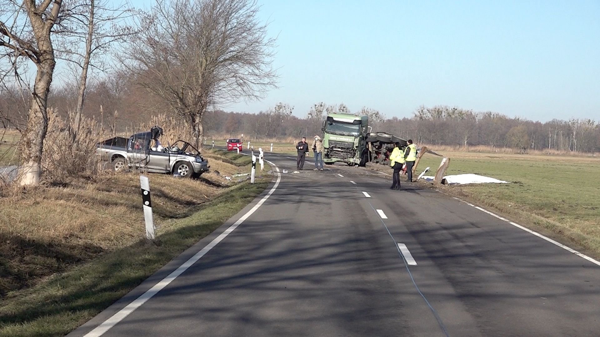 Zwei Menschen starben am Montagvormittag nach einem schweren Unfall auf der Bundesstraße 244.
