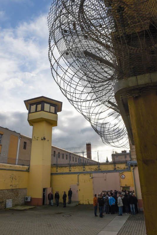 Zum Informationstag im ehemaligen Gefängnis in Naumburg am 21. November herrschte großer Besucherandrang. Besichtigt werden konnten nicht nur die Zellen, sondern auch der Innenhof und der Wachturm.