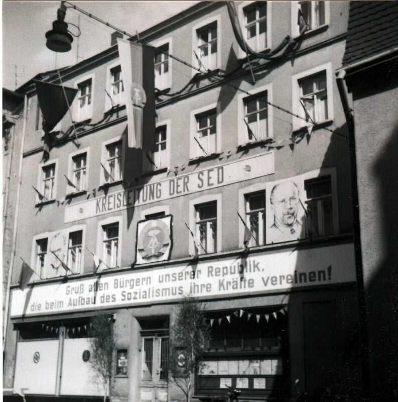Am 1. Mai 1962 entstand dieses Foto vom Haus der SED, der Sozialistischen Einheitspartei Deutschlands, zu dem die Wendische Straße 29 nach dem Zweiten Weltkrieg geworden war.
