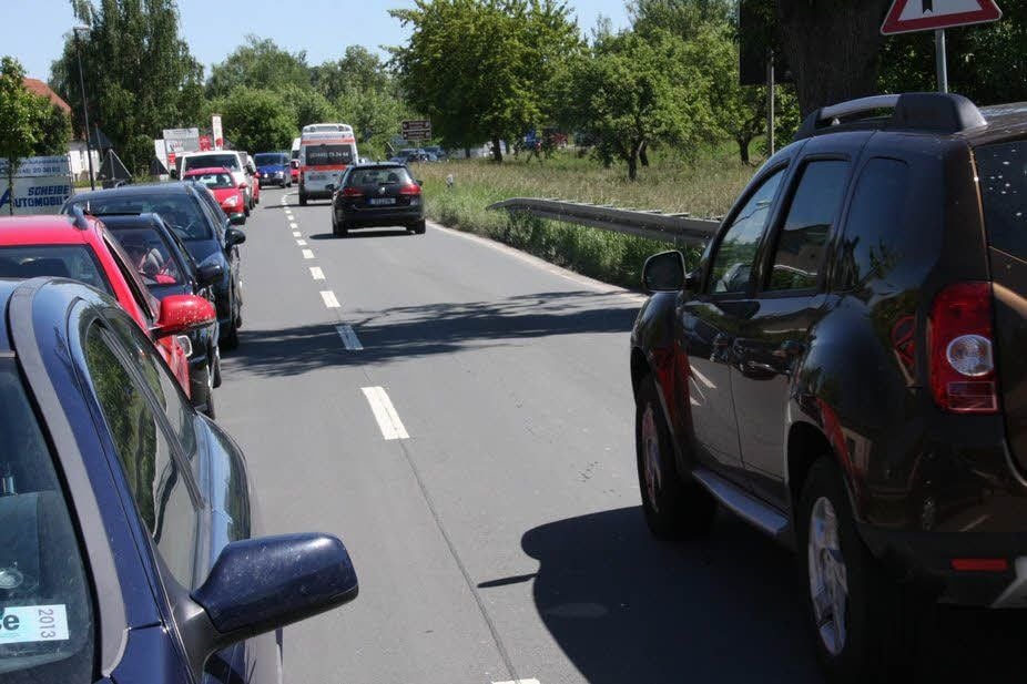 Die B180 zwischen Naumburg und Freyburg ist wieder offen. Wegen einer Barriere gibt es aber Stau in beide Richtungen.