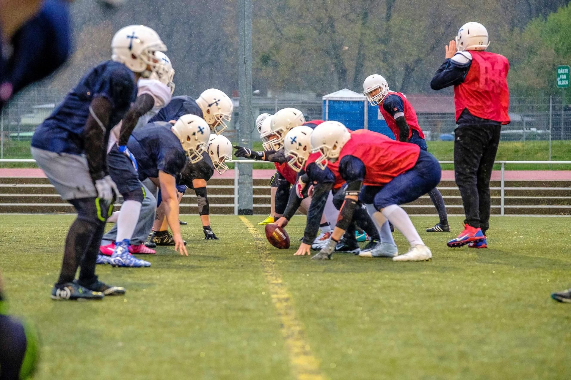Beim Training stehen sich Offense und Defense der Wittenberg Saints gegenüber.