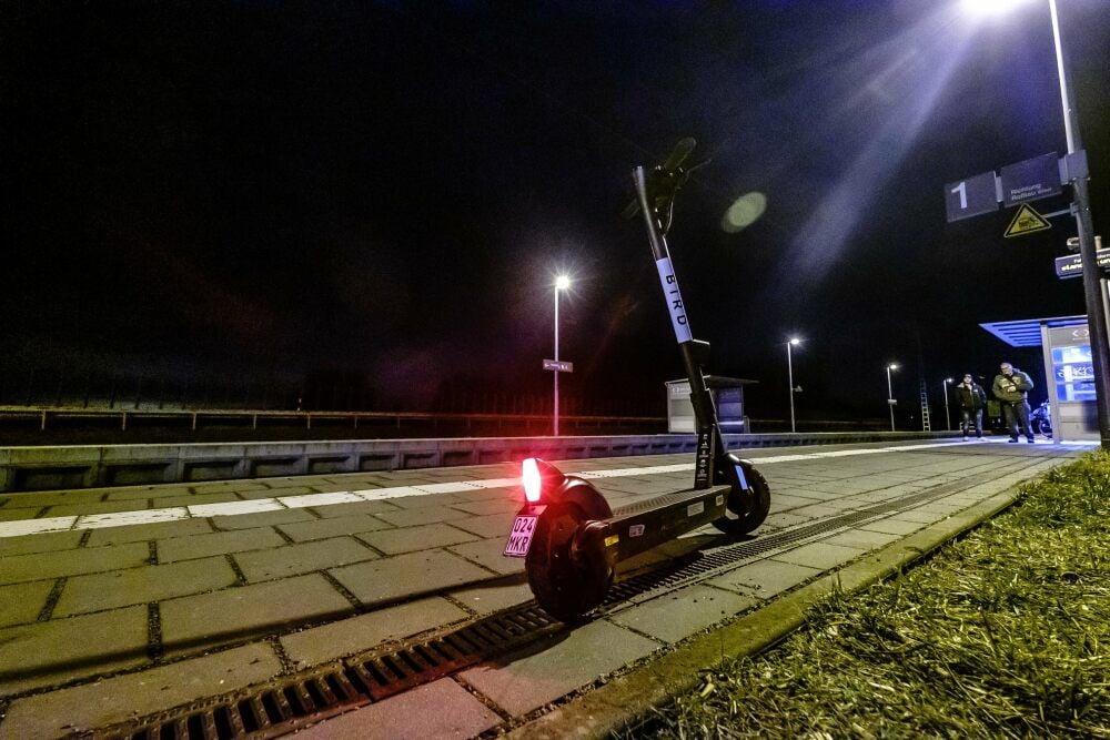 Ein Scooter - abgestellt auf dem Bahnsteig des Wittenberger Altstadtbahnhofes