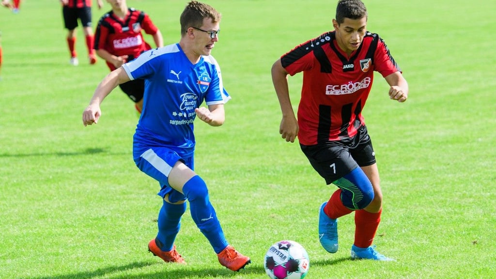 Die B-Junioren-Kicker des SC Naumburg - hier Jose Simon Duarte Lemos (r.) - sind zurzeit Tabellendritter in ihrer Landesliga-Staffel.