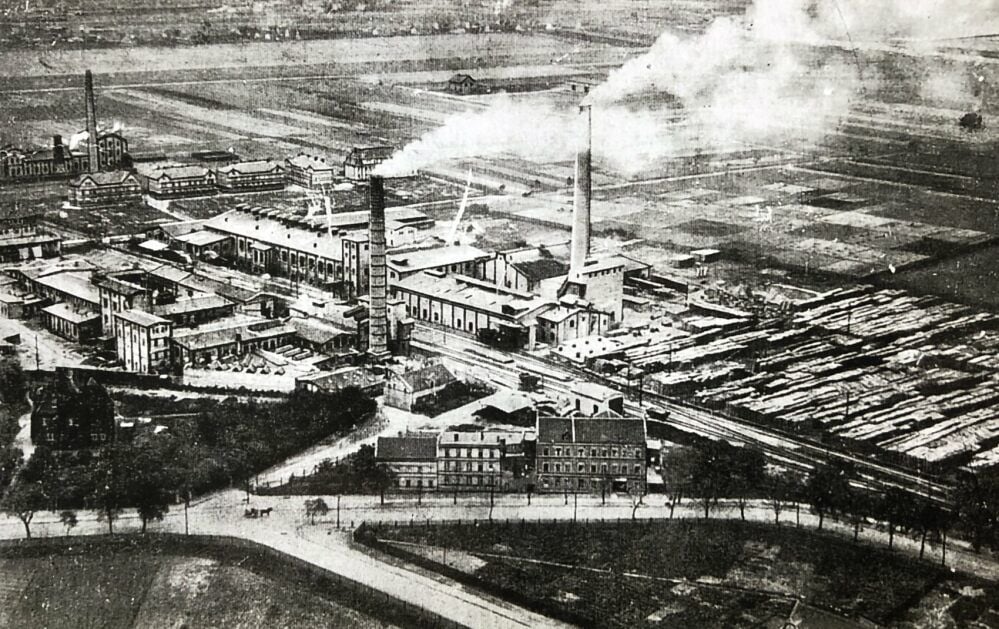 Die Fabrik, hier eine Aufnahme aus dem Jahr 1926, wurde in Radewell aufgrund des günstigen Standorts mit Gleisanbindung gebaut.