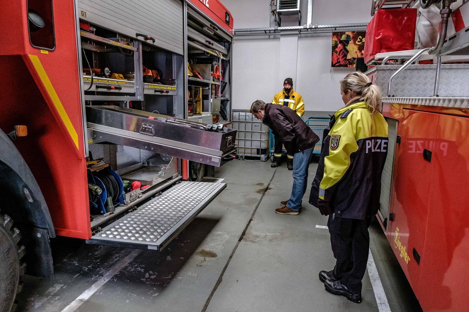 Die Polizei sichert Spuren bei der Feuerwehr.