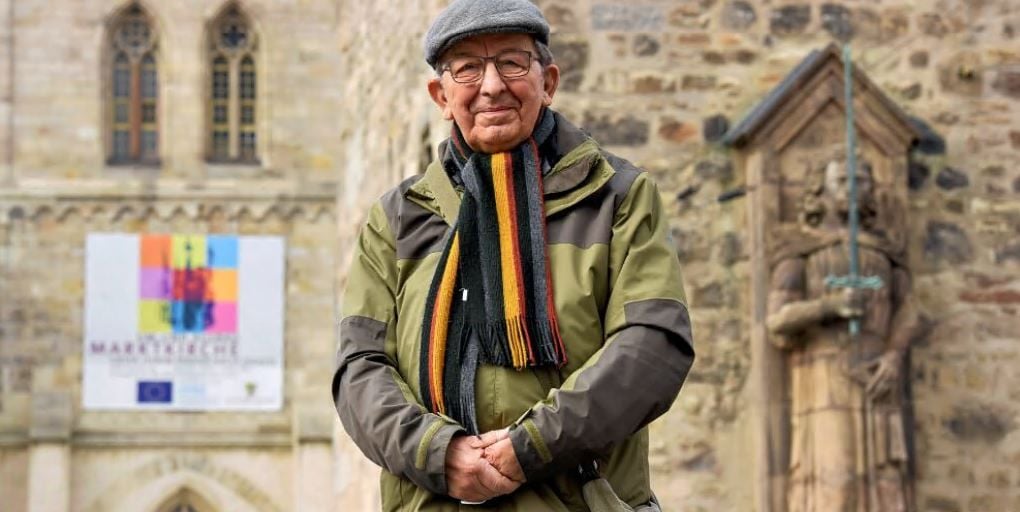 Wolfgang Michaelis ist als Stadtführer in Halle unterwegs - auch die Geschichte des Marktplatzes kennt er bestens.