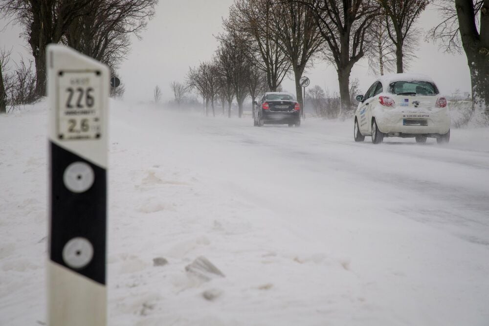 Auf höher gelegenen Straßen der Region, wie hier auf der Bundesstraße 180 zwischen Stößen und Pretzsch, kommt es durch den starken Wind immer wieder zu Schneeverwehungen auf der Fahrbahn.