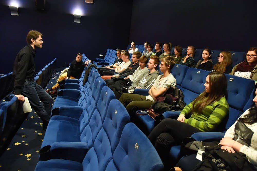 Der Journalist und Medienpädagoge Stefan Stiletto (l.) unterhält sich mit Zehnklässlern des Domgymnasiums über den Film „Timbuktu“.