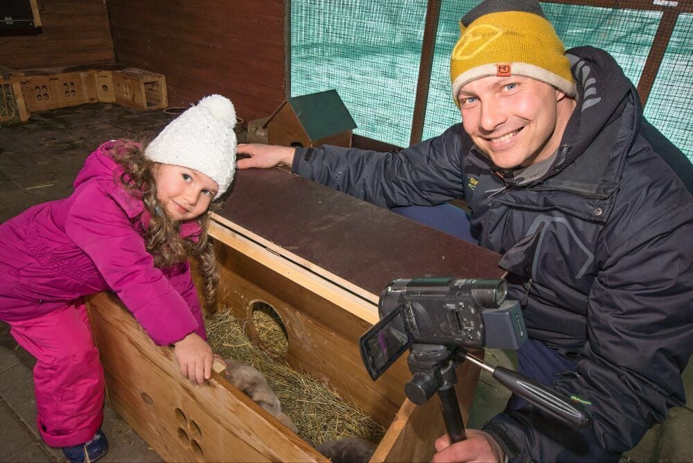 Die vierjährige Tochter Emely und die Kaninchen sind die Hauptdarsteller in Patzschkes Videos.