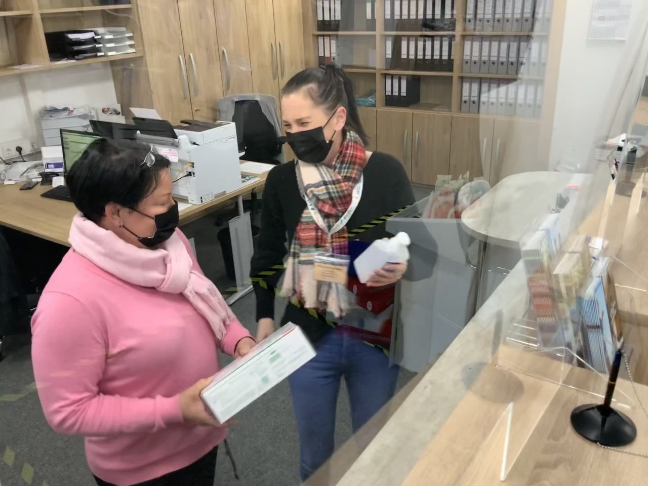 Solveig Barthel, Mitinhaberin von SoNa, und Filialleiterin Franziska Horst (re.) hinter der Plexiglasscheibe am Kundentresen in Jessen