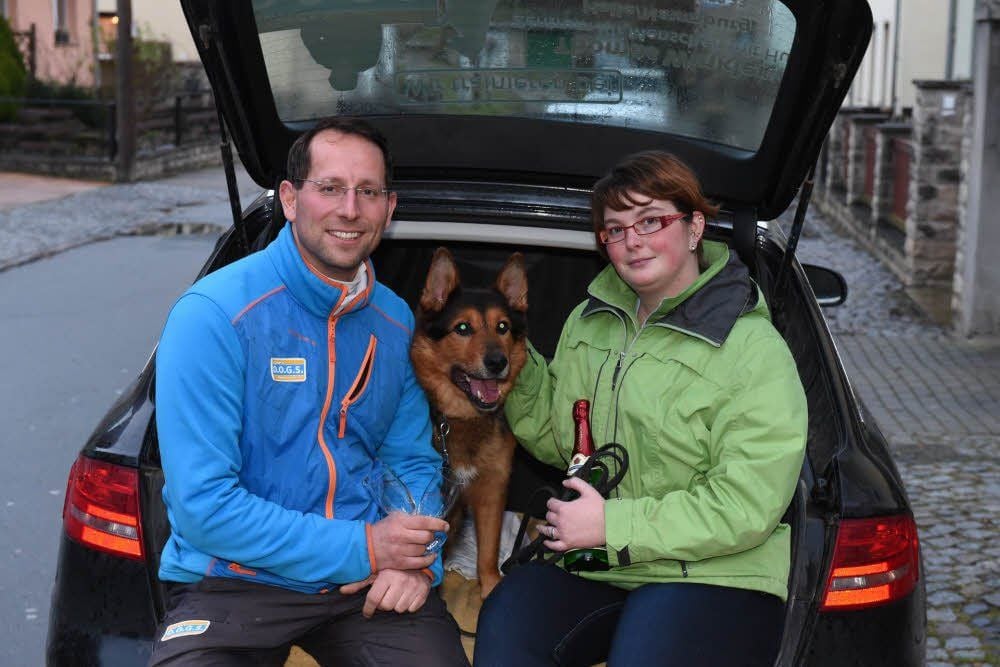 Nein, Hundetrainer Thomas Winkler und Stefanie Apostel werden Silvester nicht in einem Kofferraum sitzend verbringen. Sie zeigen einen Tipp, damit Hunde gut den letzten Tag des Jahres überstehen. Hier heißt es: Ab ins Auto samt Hund. Es geht zum Ablenken auf eine kleine Tour.
