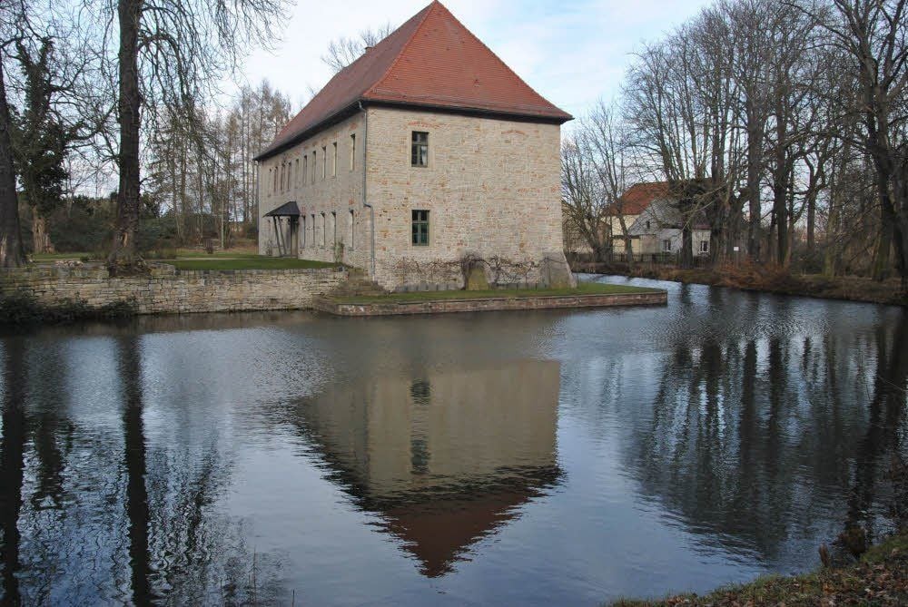 Das Wasserschloss Bonau befindet sich heute in Privatbesitz. Der Gellert-Wanderweg führt an ihm vorbei durch einen kleinen Park.