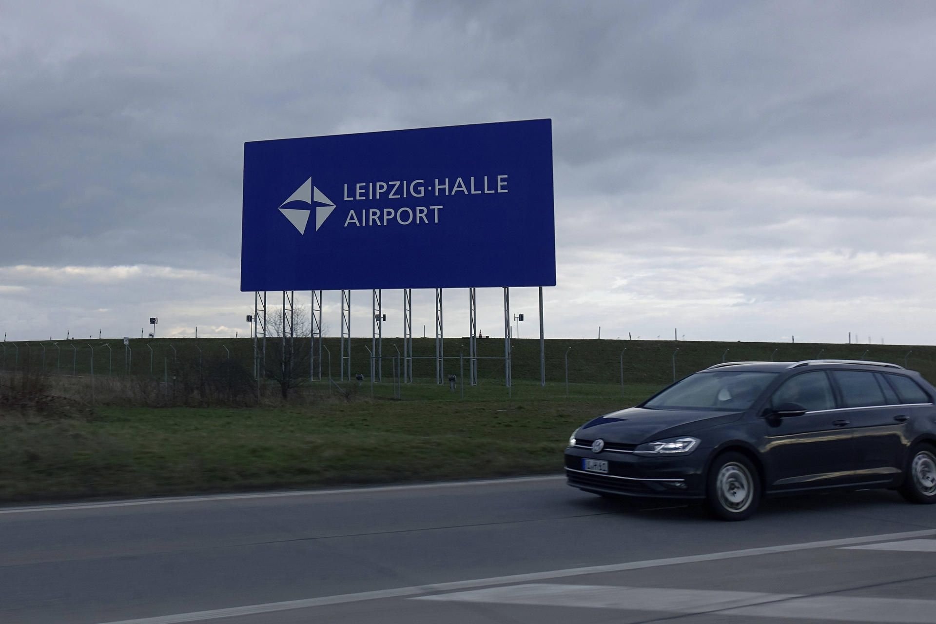 Eine Großflächenwerbung für den Flughafen Leipzig-Halle neben der Autobahn.