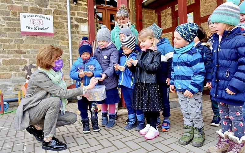 Elke Brückner (links) überraschte die Kita nicht nur mit einem Scheck. Für die Kinder hatte sie auch Kekse mitgebracht.