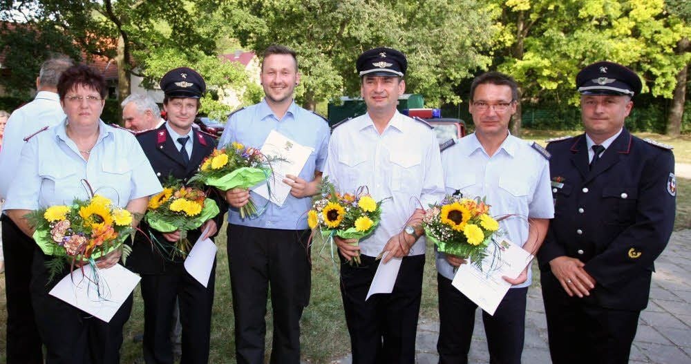 Ausgezeichnet mit Ehrenurkunde und Spange Sachsen-Anhalts im Brand- und Katastrophenschutz durch Kreisbrandmeister Silvio Suchy (r.) wurden (v.l.) Viola Striewe (Reichardtswerben), Norman Zenne (Teuchern), Christopher Radenz (Großwangen), André Roßner (Hohenmölsen) und Michael Richter (Großwangen).