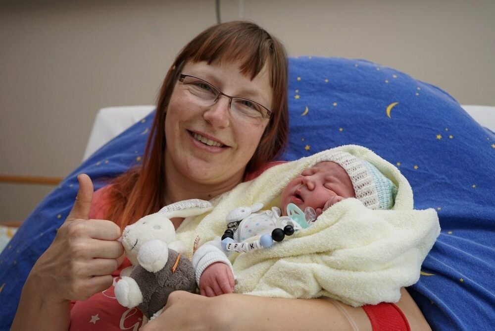 Mandy Hoffmann hat nach einer aufregenden Fahrt zum Klinikum in Merseburg einen 51 Zentimeter großen und 3.660 Gramm schweren gesunden Jungen namens Erik auf die Welt gebracht.