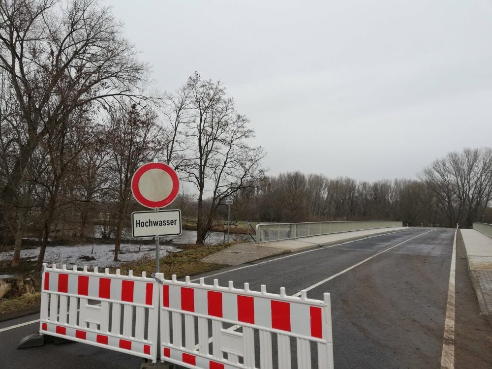 Die Landstraße in Ostrau ist seit Samstagmorgen gesperrt.