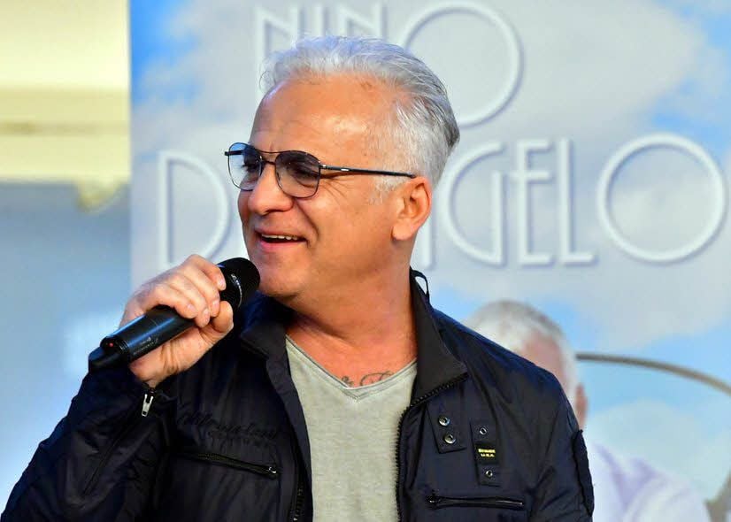 In seinem autobiografischen Buch „Gesegnet und verflucht: Dein Gegner bist immer du selbst" schreibt Nino De Angelo offen über seine größten Lebenskrisen. Er erzählt auch von seinem maßlosen Drogenkonsum.