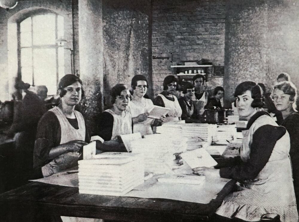 Ein Blick in die Papierfabrik Radewell um 1924. Hier wurden über 20 verschiedene Sorten Papier hergestellt.
