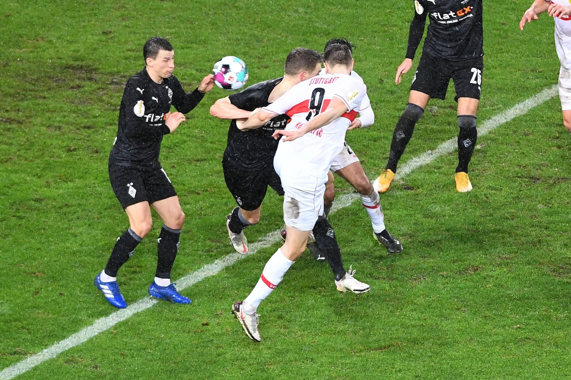 Strafbares Handspiel oder nicht? Wohl keine Regel wird im Fußball aktuell hitziger diskutiert.