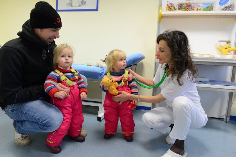 Stellen sich der neuen Kinderärztin Ralitsa Ilieva Blaginova Mangova vor: Die Zwillinge Elisabeth (r.) und Johanna mit ihrem Vater Markus Brem.