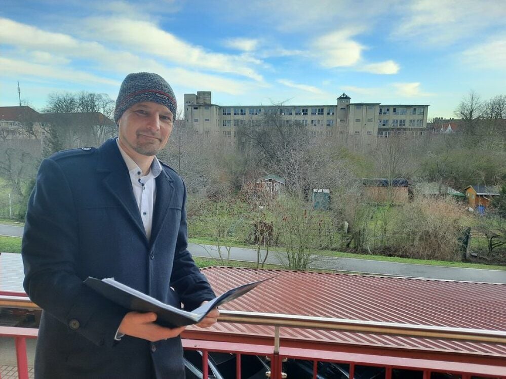 Daniel Göhring, Vorstandsvorsitzender der Wohnungsgenossenschaft Kohle Geiseltal, erklärt die ersten Entwürfe für das Großprojekt auf dem Areal der alten Schuhfabrik „Rakete“.