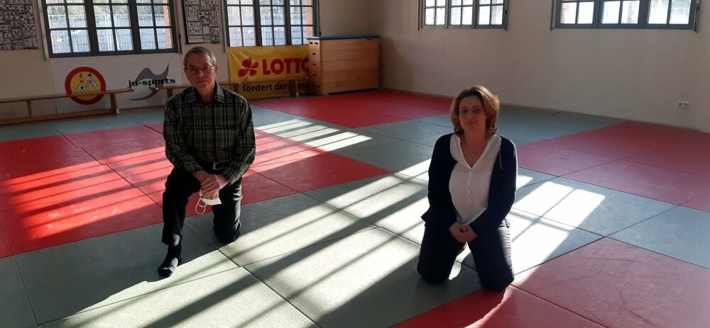 Susanne Selbert und Peter Hinsche auf der Trainingsmatte in einer der Klinkerhallen.