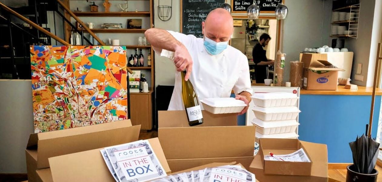 Auspacken, Aufwärmen, Genießen - das bietet Gastronom Christian Benndorf mit dem Menü-Angebot „Roots in the Box“