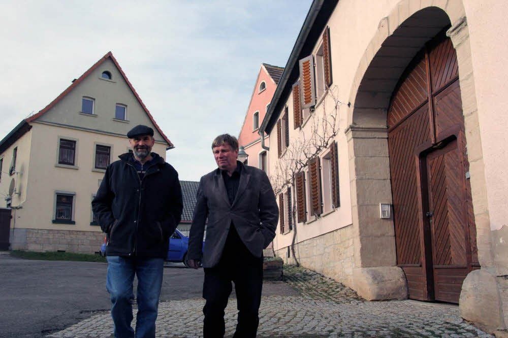 Dorfrundgang mit Bürgermeister Arno Krause (r.) und Klaus Wolf, Agrargesellschaft Größnitz.