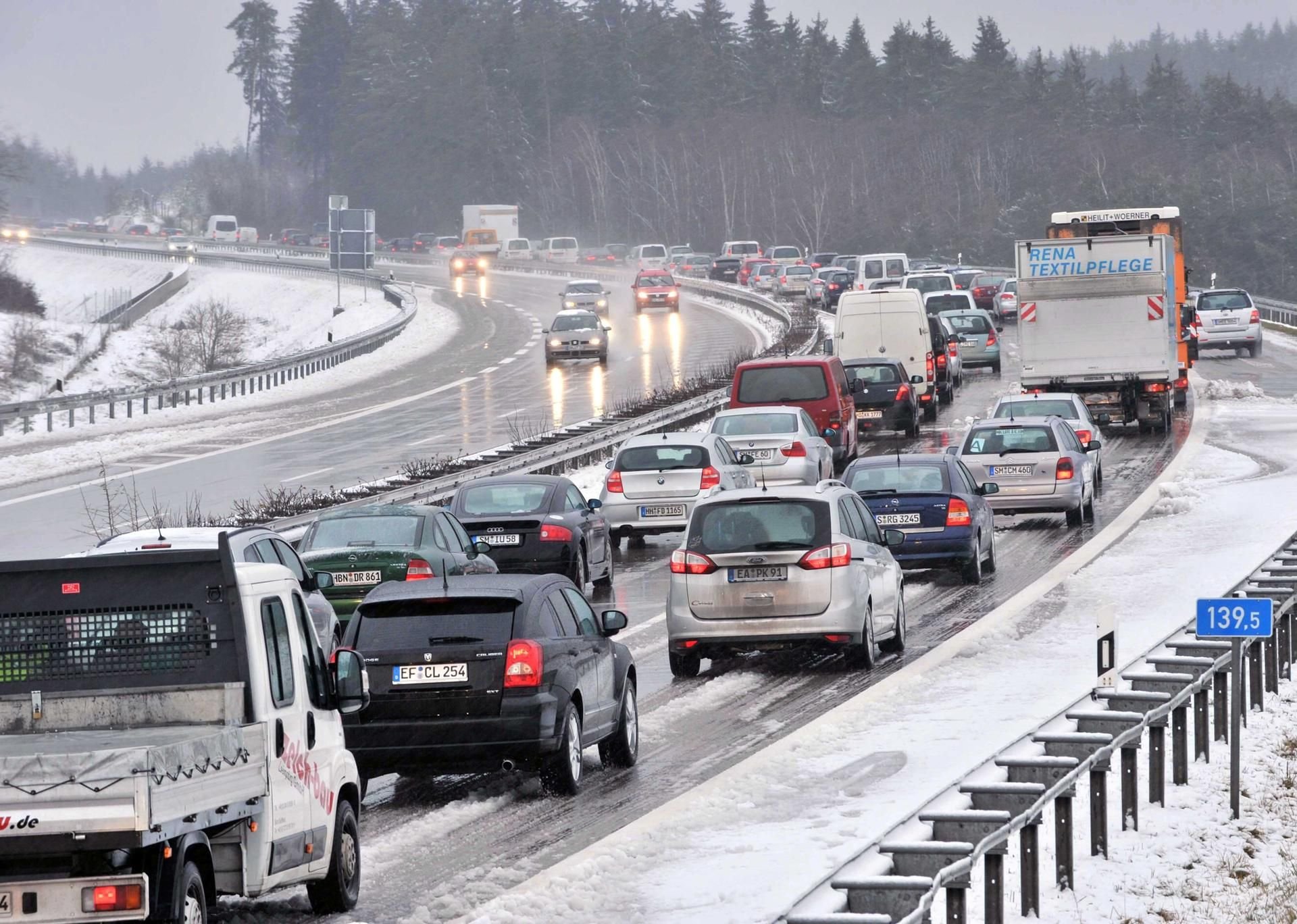 Verkehr staut sich auf einer Autobahn wegen winterlicher Fahrbahnen.