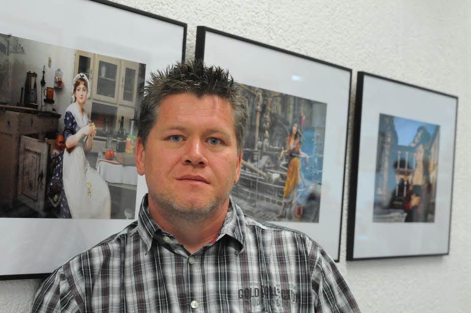 Fotografien treffen auf Kunst: Swen Kozitzki zeigt in der Stadtbibliothek die Ausstellung „Alte Meister im neuen Gewand“.