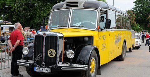 Der 1955 gebaute Schweizer Postbus mit seiner langen Schnauze und dem Glasdach zuckelte einst über gefährlich schmale Alpenpässe. (FOTO: TORSTEN BIEL)