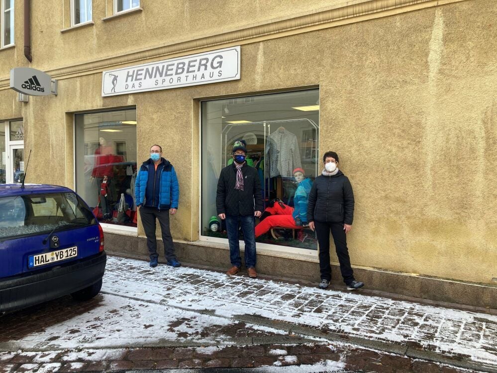 Torsten Grothe alias Ronny Hirsch (M.) unterstützt Martina und Steffen Henneberg vom gleichnamigen Sporthaus in Querfurt.