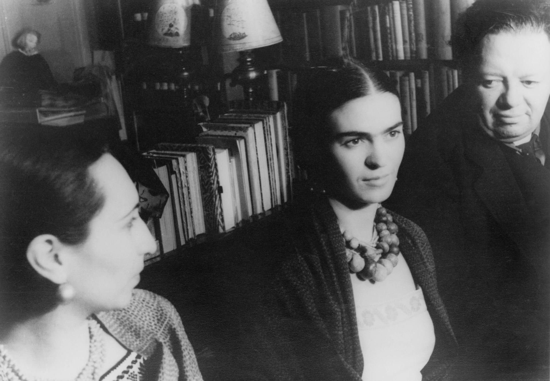 Frida Kahlo (m.) und Diego Rivera (r.) waren zwei Mal verheiratet.
