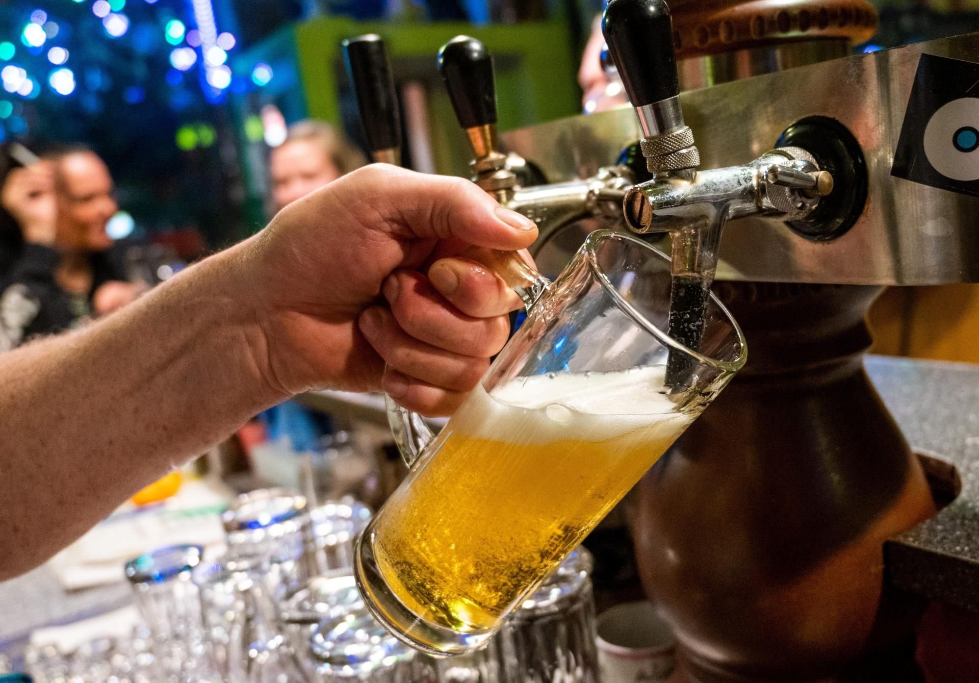 Die Brauereien und Bierlager setzten im vergangenen Jahr mit 8,7 Milliarden Litern 5,5 Prozent weniger ab als im Jahr 2019.