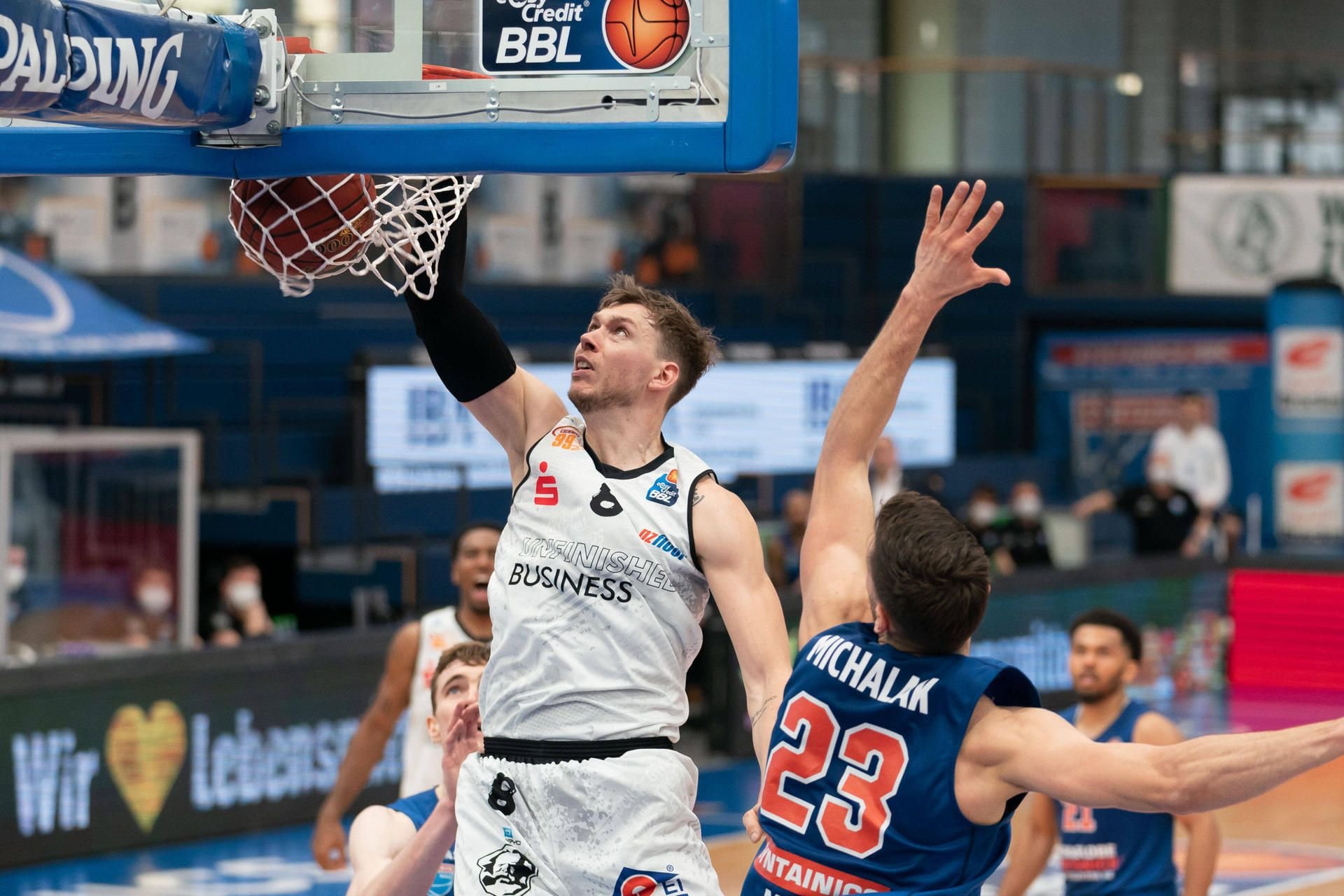 Der Chemnitzer Niklas Wimberg springt höher als MBC-Profi Michal Michalak im Derby.