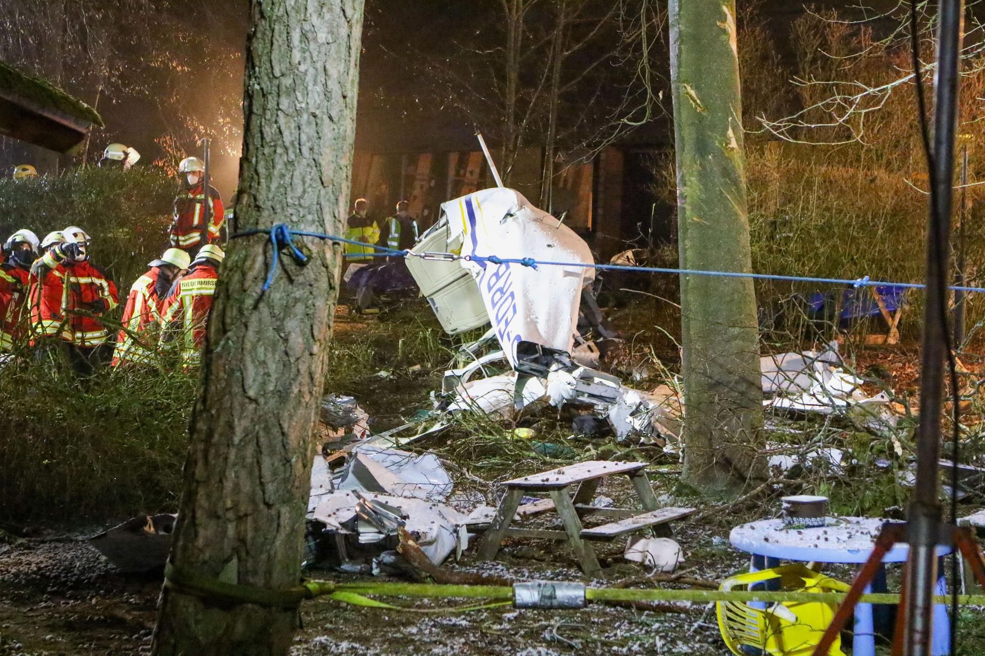 Ebermannstadt: Die Trümmer eines Flugzeugs liegen im Garten eines Kindergartens verstreut. Beim Absturz des Kleinflugzeuges auf dem Gelände ist der Pilot ums Leben gekommen.