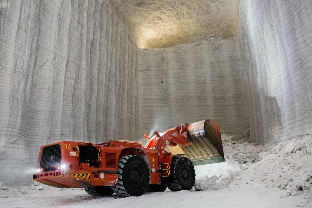 Im Bernburger Salzbergwerk werden am kommenden Sonntag erstmal in diesem Winter Extraschichten gefahren, um die hohe Nachfrage nach Streusalz bedienen zu können.
