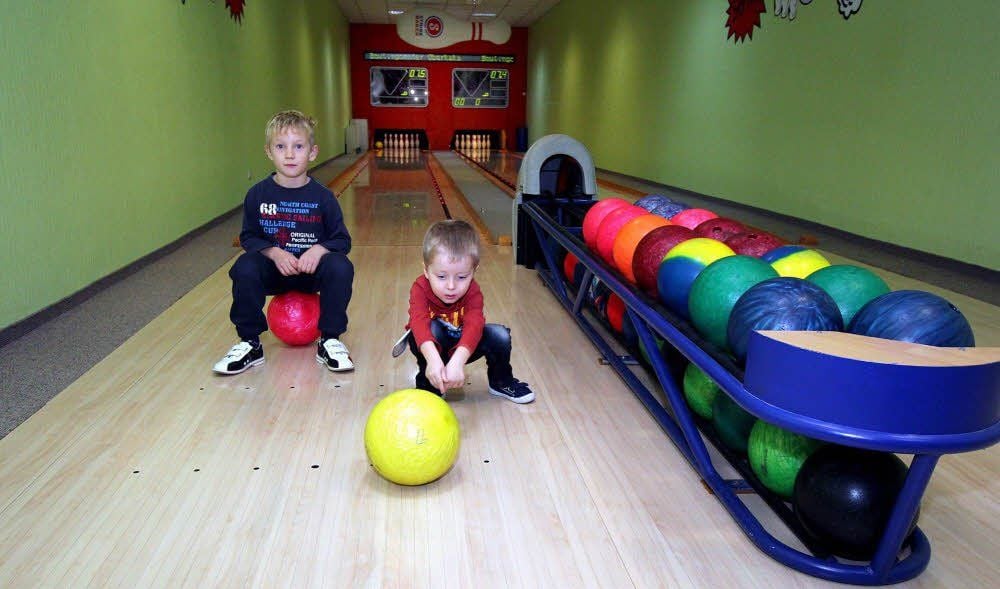 Früh übt sich: Bowlingbahn als Zeitvertreib