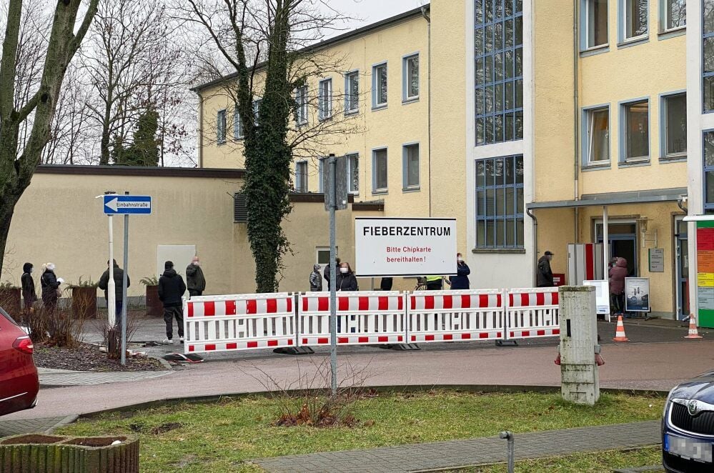 Lange Schlange vor der Fieberambulanz im MVZ Dessau.