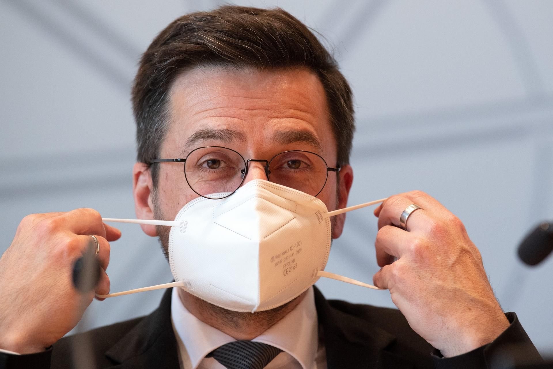 Thomas Kutschaty (SPD) mit einer FFP2-Maske