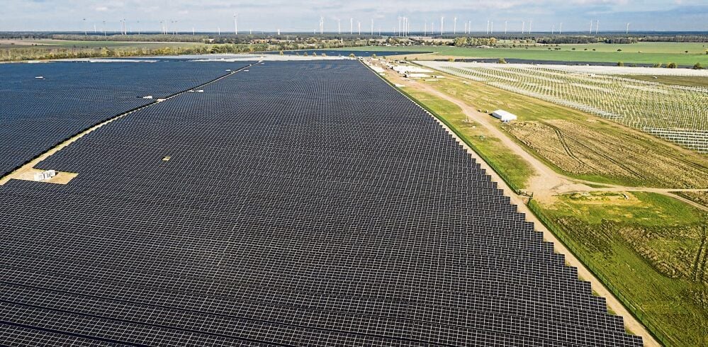 Dicht an dicht stehen Solarmodule in Deutschlands größtem Solarpark Weesow-Willmersdorf. Der Konzern EnBW baut die Anlagen schrittweise auf.