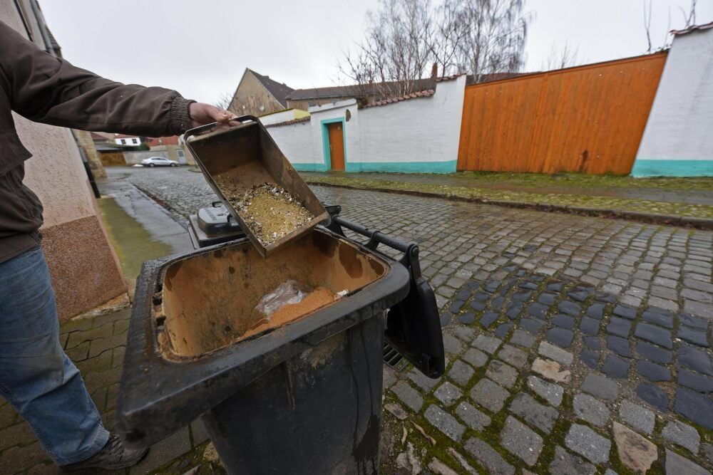 Eine von zwei mit Asche beladenen Mülltonnen blieb vor einem Haus in Cochstedt stehen.