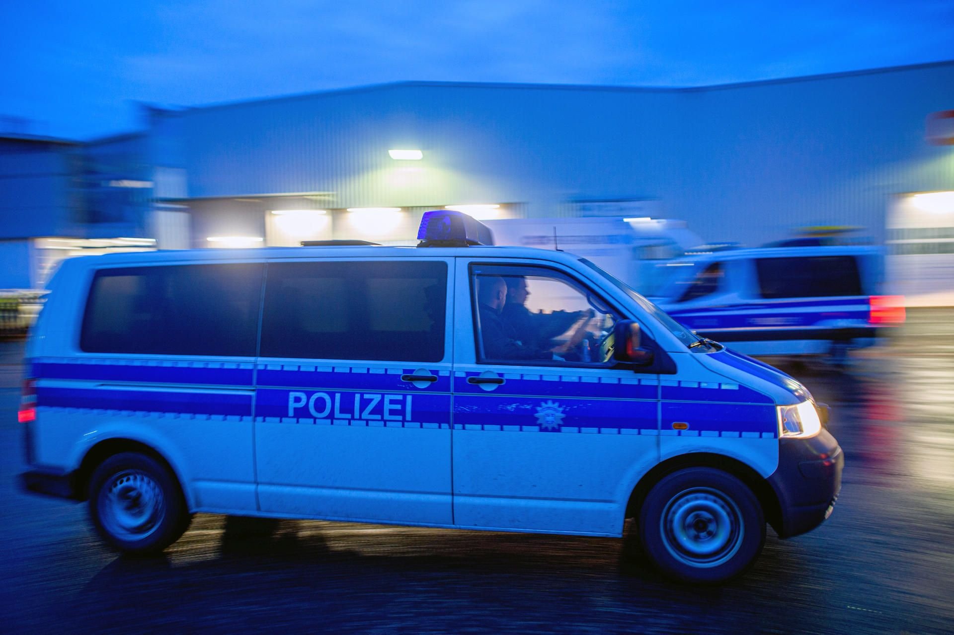 Polizeifahrzeuge fahren auf den Hof eines Logistikzentrums in Irxleben: Am Morgen kamen dort weitere 19.500 Impfdosen von Biontech/Pfizer unter Polizeischutz an. Der Impfstoff soll nun im Land Sachsen-Anhalt verteilt werden