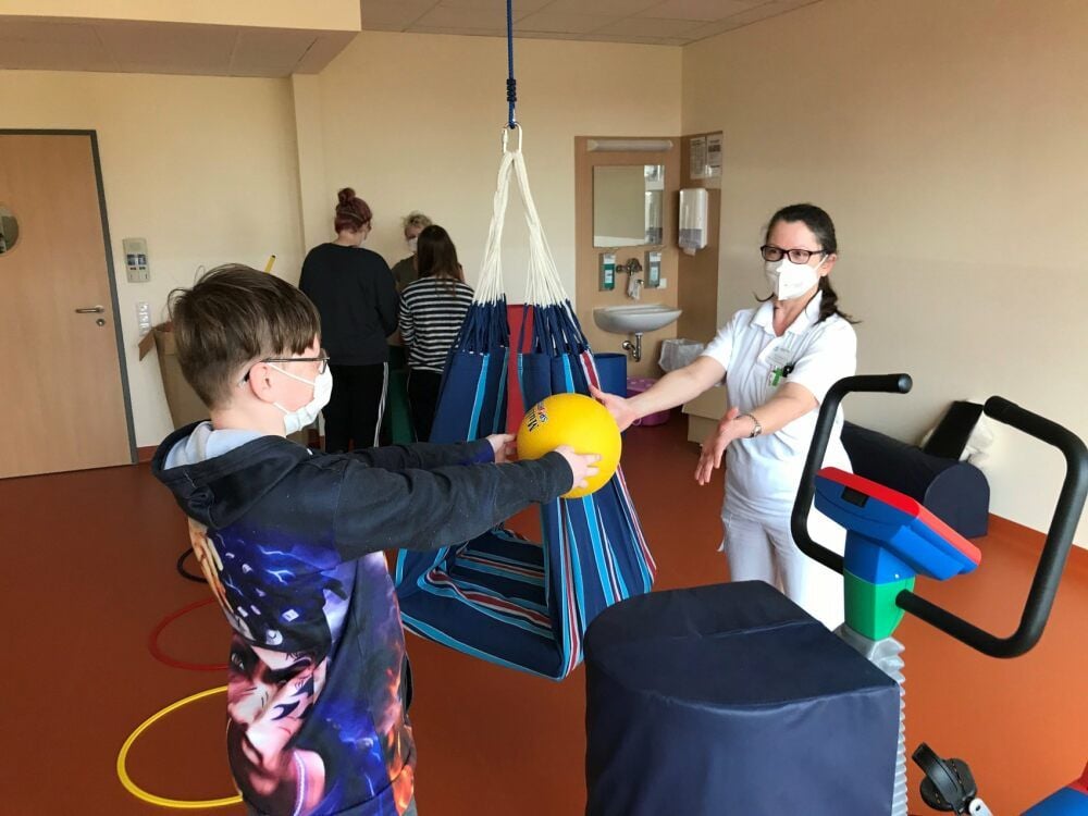 Chefärztin Kathrin Dobler beschäftigt sich im Therapieraum mit einem der Patienten in der psychosomatischen Abteilung.