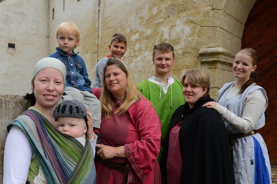 Mitglieder der Mittelalter-Gruppe „Civitas Naumburg“ mit ihrer Gründerin Susann Anders, alias Sanna zu Naumburg (Mitte).